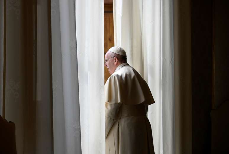 Papa Francisco olha pela janela no Palácio Apostólico no Vaticano
13/04/2020 Vatican Media/­Divulgação via REUTERS  
