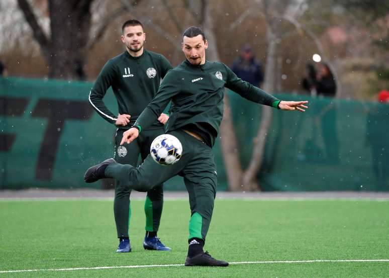 Atacante sueco Zlatan Ibrahimovic treina no time sueco Hammarby, em Estocolmo
13/04/2020
Henrik Montgomery/TT News Agency/via REUTERS