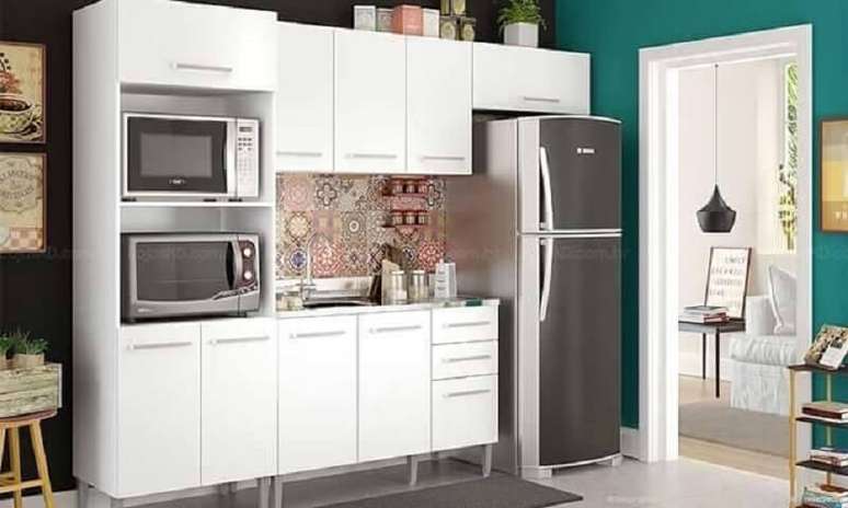 12. Decoração simples com armário de cozinha modulado branco com nichos para microondas – Foto: Lojas KD