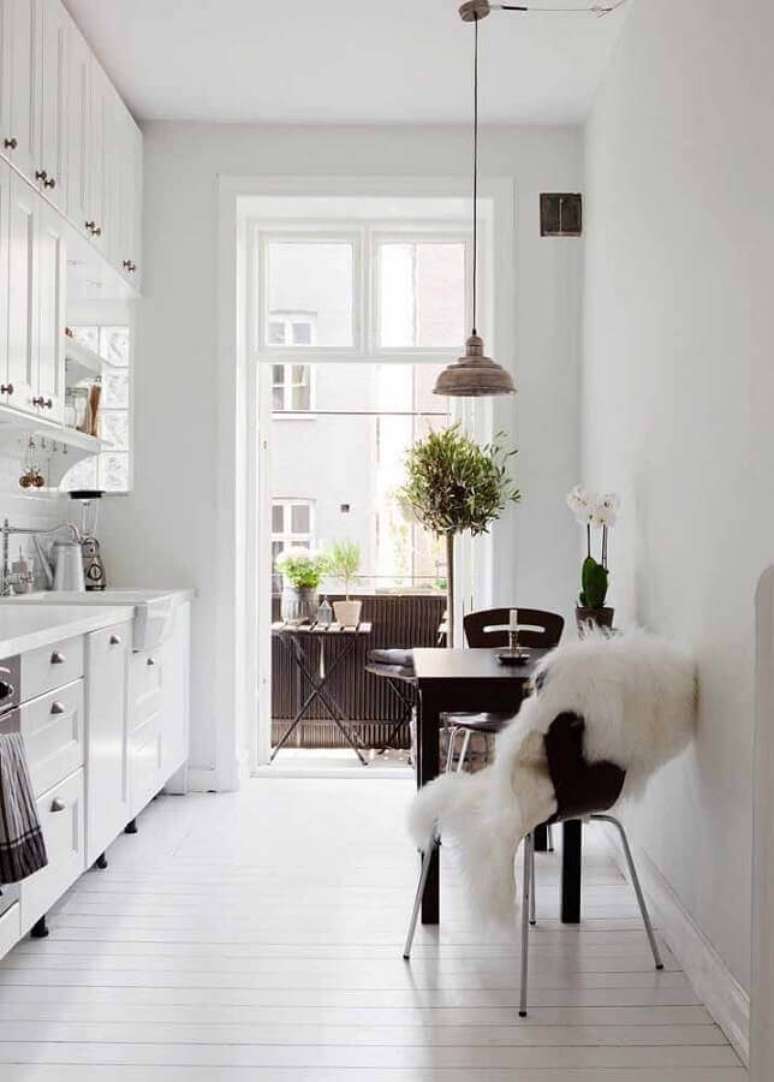 13. Armário modulado de cozinha branca com puxadores dourados e design retrô – Foto: Webcomunica