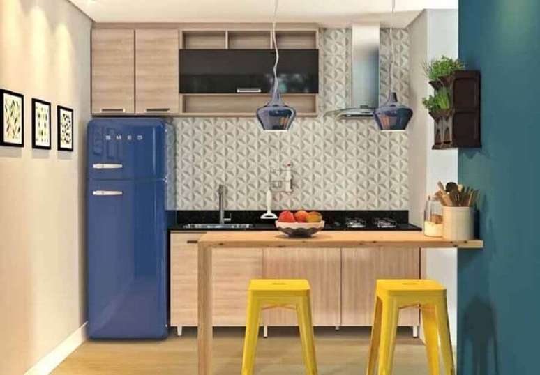 15. Modelo de armário para cozinha compacta modulada toda em madeira com geladeira retrô azul – Foto: Panorama Móveis