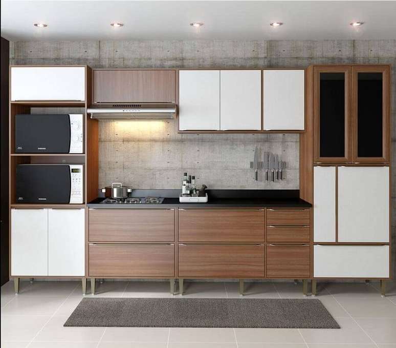 19. Decoração com armário de cozinha modulado de madeira com algumas portas brancas – Foto: Pinterest