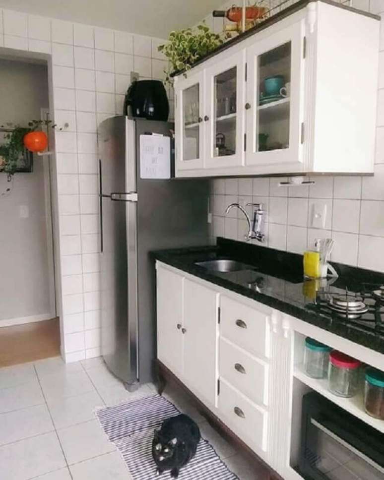 24. Módulos para cozinha branca pequena com bancada preta – Foto: Webcomunica