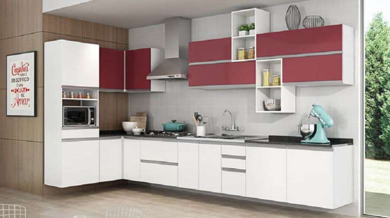 28. Cozinha modulada de canto branca e vinho com arm&aacute;rios suspensos &ndash; Foto: Pinterest