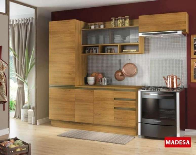 33. Cozinha compacta modulada decorada com arm&aacute;rios de madeira &ndash; Foto: Madesa