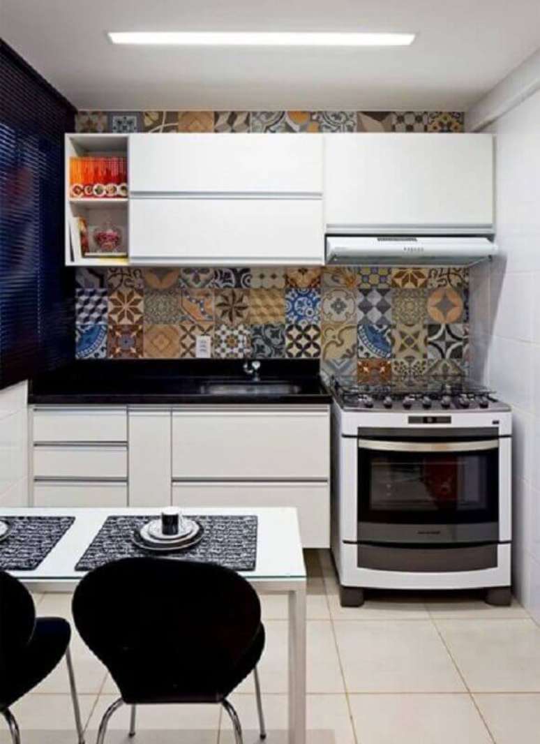 9. O ladrilho hidráulico deu um toque de cor na decoração da cozinha modulada branca – Foto: Ideias Decor