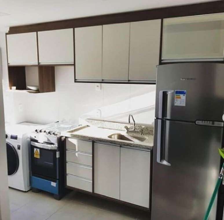 32. Cozinha modulada pequena com lavanderia integrada – Foto: Casa e Construção