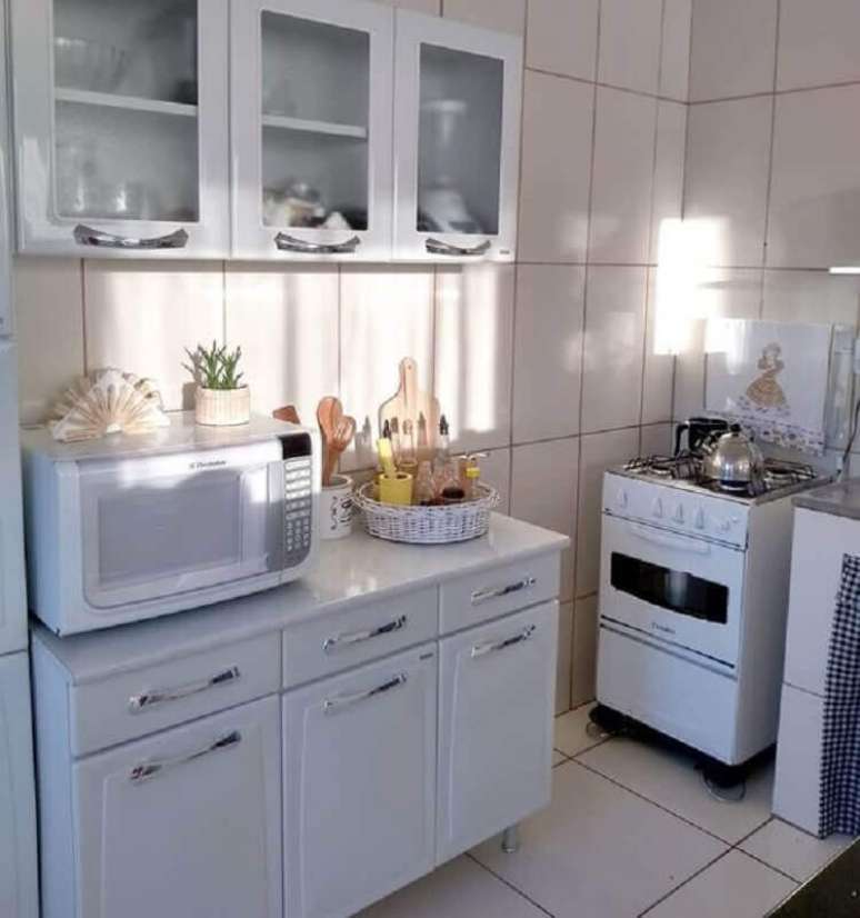 36. Cozinha modulada pequena toda branca – Foto: Pinterest