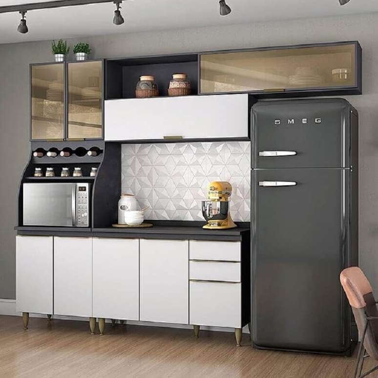 40. Decoração para cozinha modulada cinza e branca com armário aéreo espelhado – Foto: Pinterest