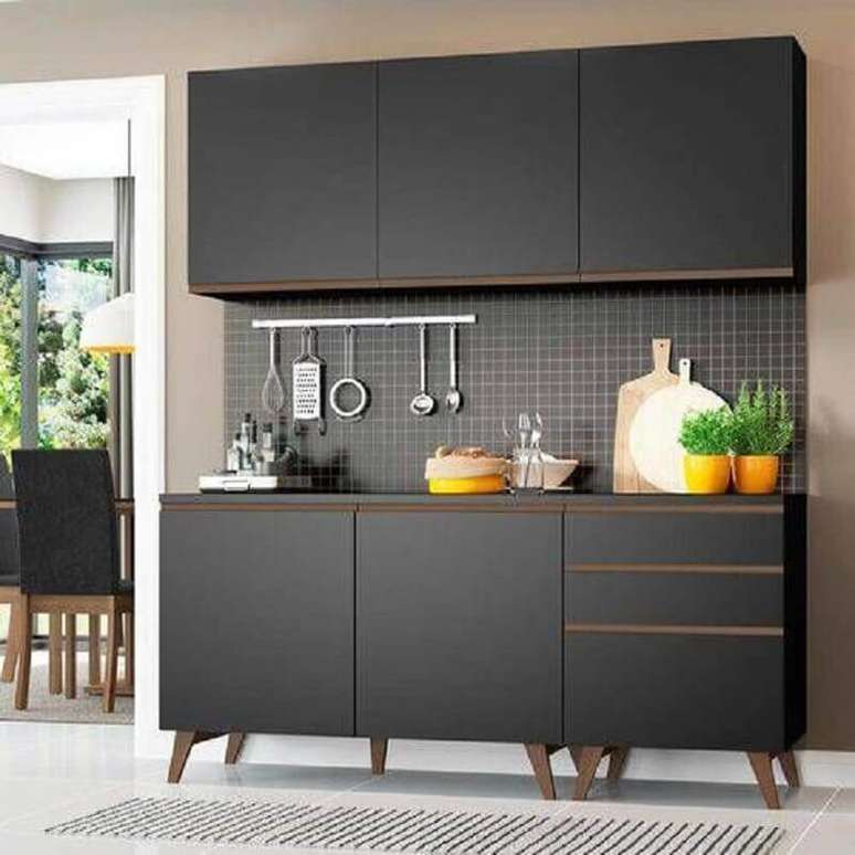 10. Decoração de cozinha modulada preta com detalhes em madeira – Foto: Pinterest