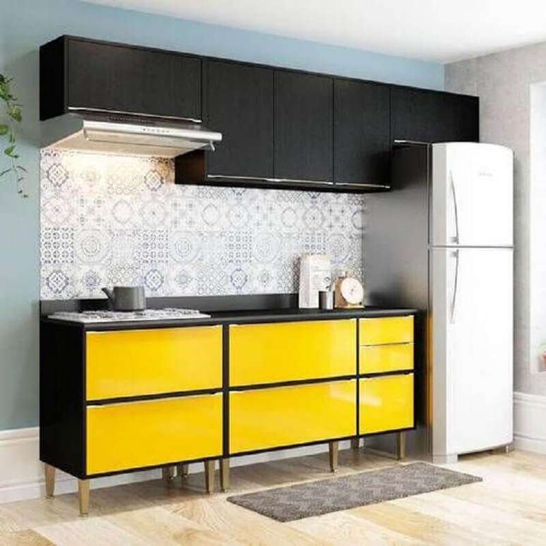 41. Decoração simples para cozinha modulada preta e amarela – Foto: Pinterest