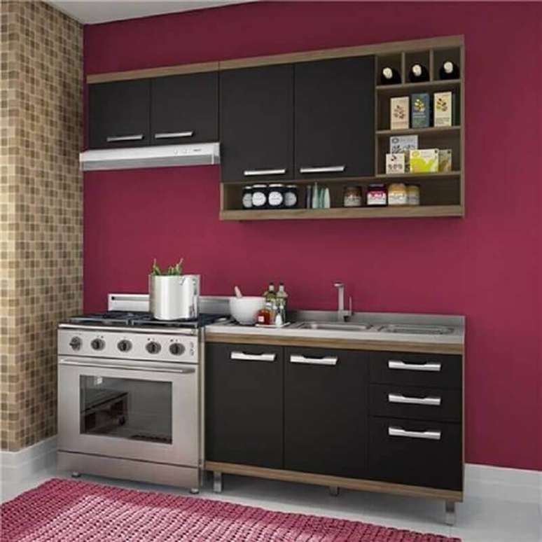 42. Cozinha modulada preta e vinho com decoração simples – Foto: Webcomunica