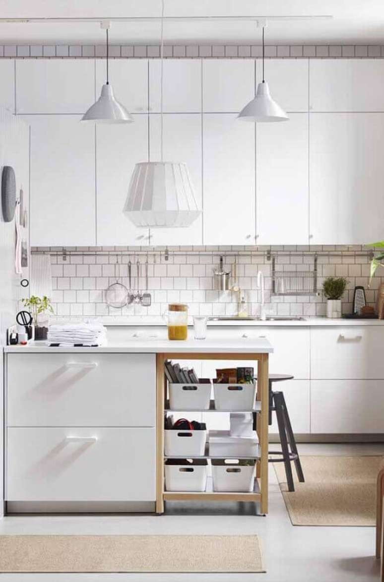 44. Decoração moderna com armário modulado de cozinha toda branca – Foto: Webcomunica