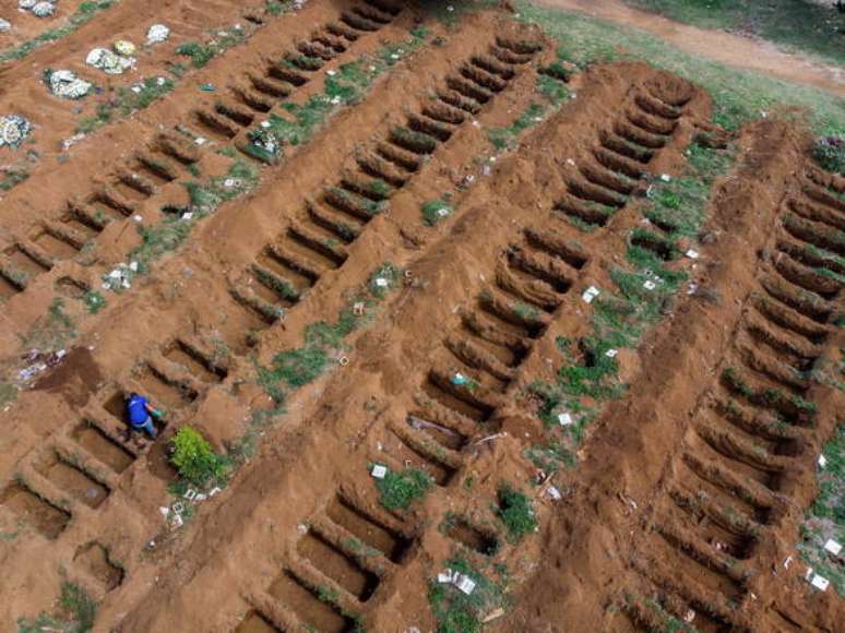 Cemitério Vila Formosa, em São Paulo, já preparou diversas covas para as vítimas da Covid-19