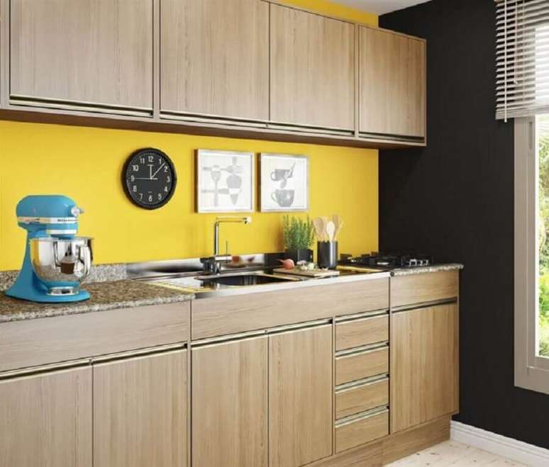 58. Parede amarela para decoração de cozinha modulada com armários de madeira – Foto: Decibal