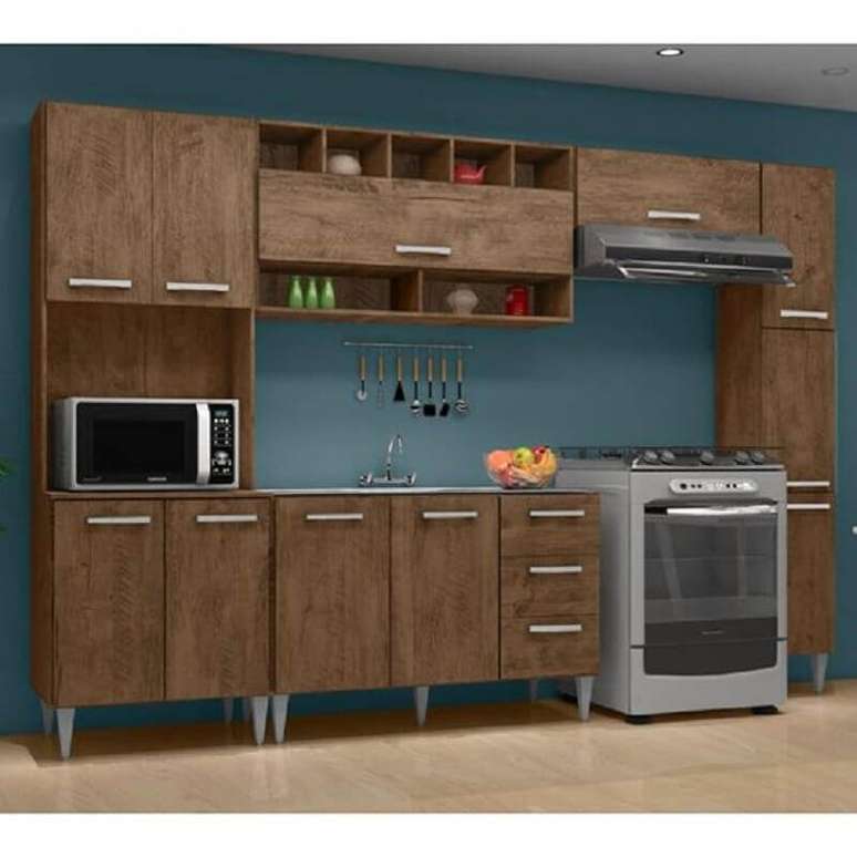 59. Parede azul para decoração de cozinha modulada simples com armários de madeira – Foto: Pinterest