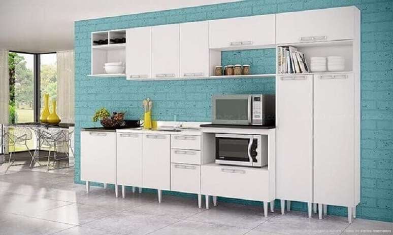 60. Parede azul para decoração de cozinha modulada branca – Foto: Lojas KD