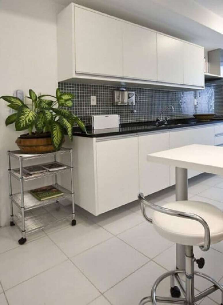 61. Pastilhas pretas para decoração de cozinha modulada branca – Foto: Pinterest