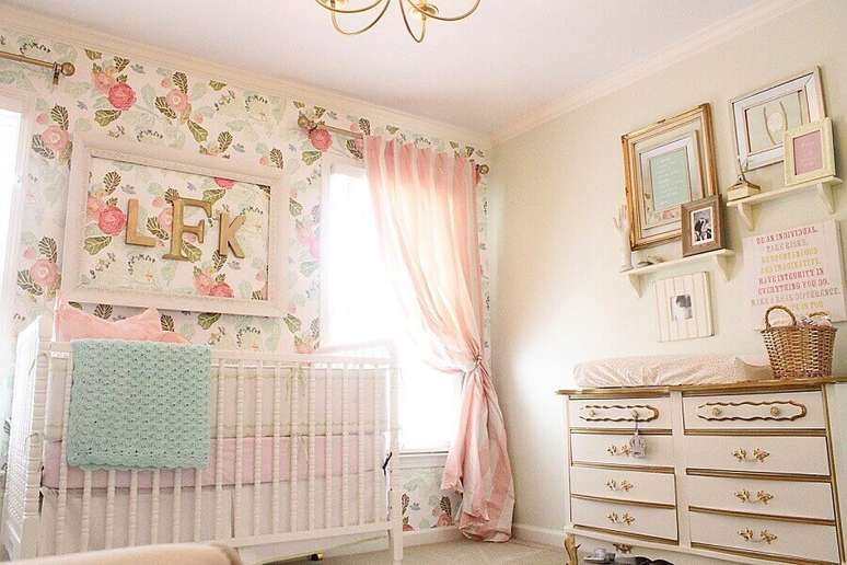 40. Decoração romântica com estilo provençal para quarto de bebê rosa com papel de parede floral – Foto: Yandex