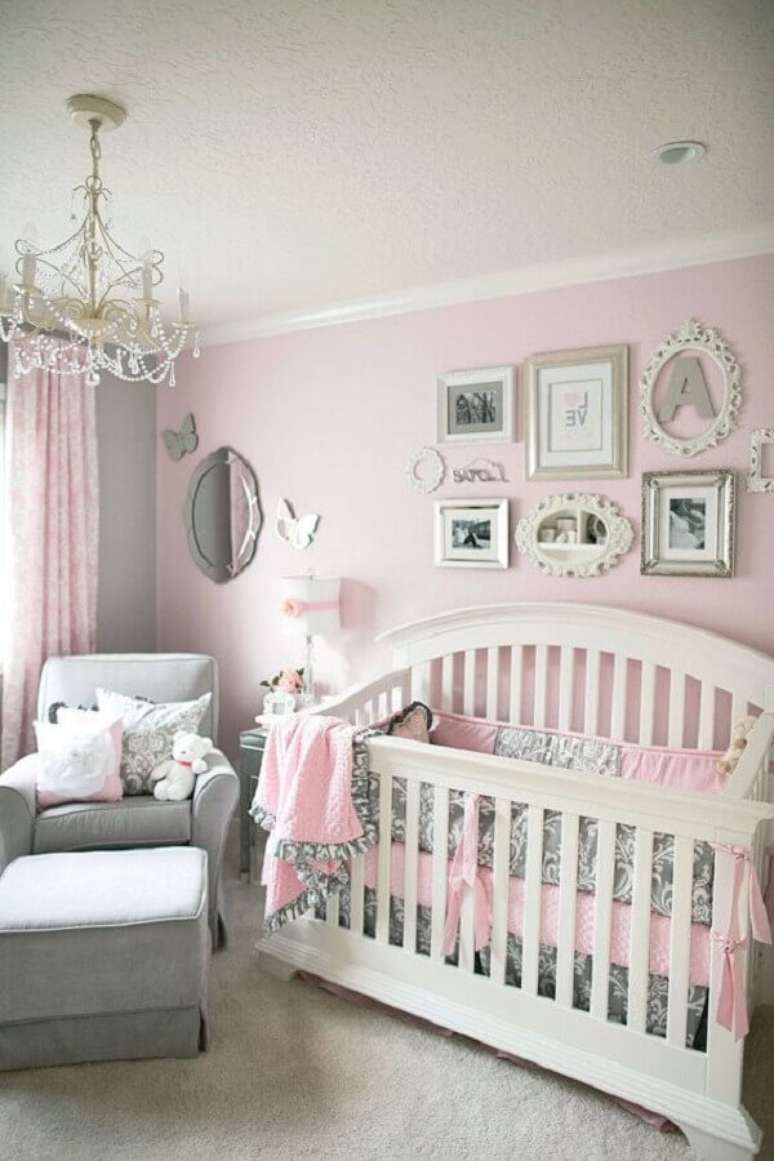 10. Decoração clássica para quarto de bebê cinza e rosa – Foto: Pinterest