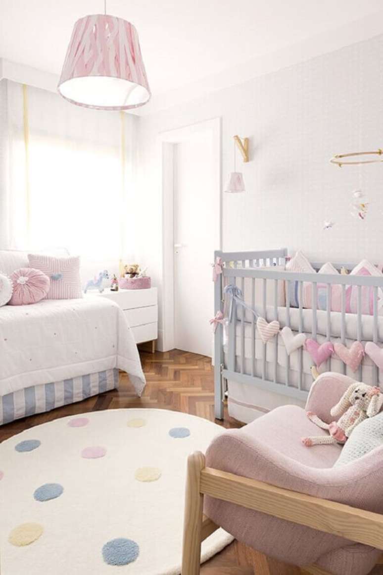 21. Decoração em tons pasteis para quarto de bebê rosa, branco e azul – Foto: Constance Zahn