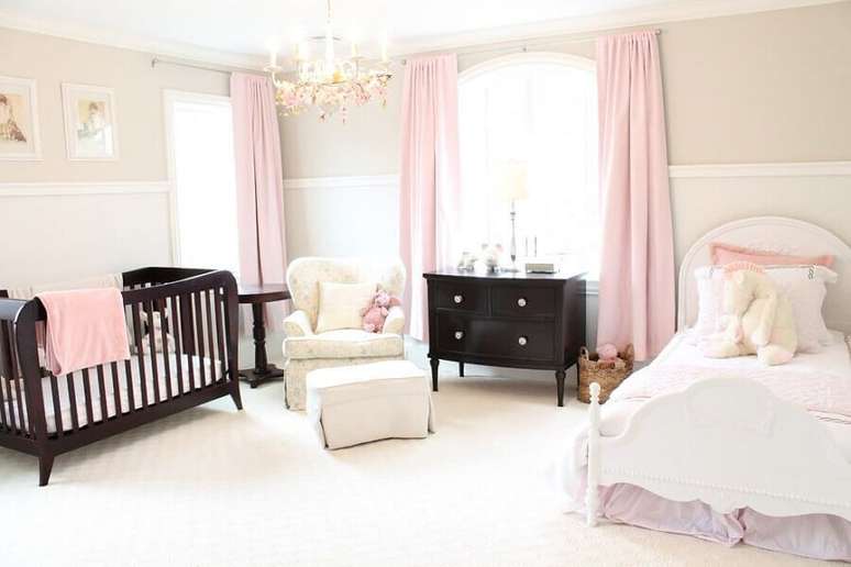 32. Móveis de madeira escura para decoração de quarto de bebê rosa e branco – Foto: Decoratorist