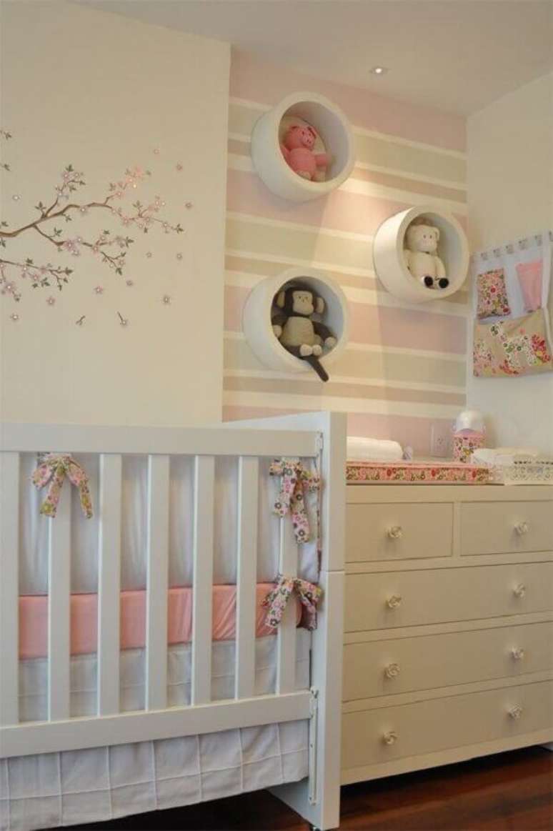 2. Para o quarto de bebê pequeno prefira tonalidades claras na decoração – Foto: Casar É…