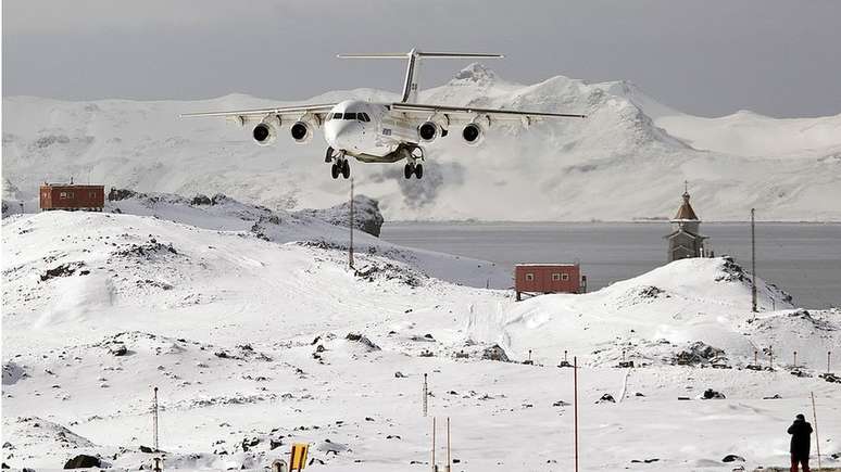 A chegada ou partida de aviões é complicada se as condições climáticas forem extremas.