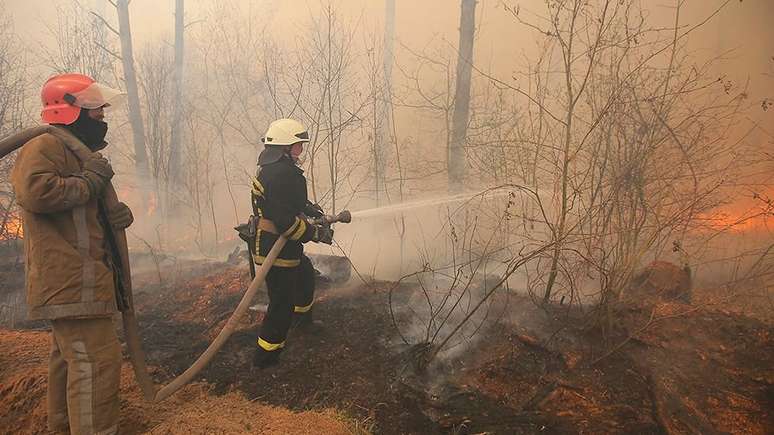 Autoridades dizem que n&iacute;vel de radia&ccedil;&atilde;o pr&oacute;xima ao local do inc&ecirc;ndio est&atilde;o em n&iacute;veis "normais"
