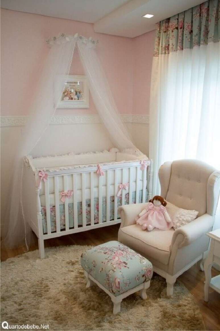 9. Decoração com estilo clássico e romântico para quarto de bebê rosa e branco – Foto: Pinterest