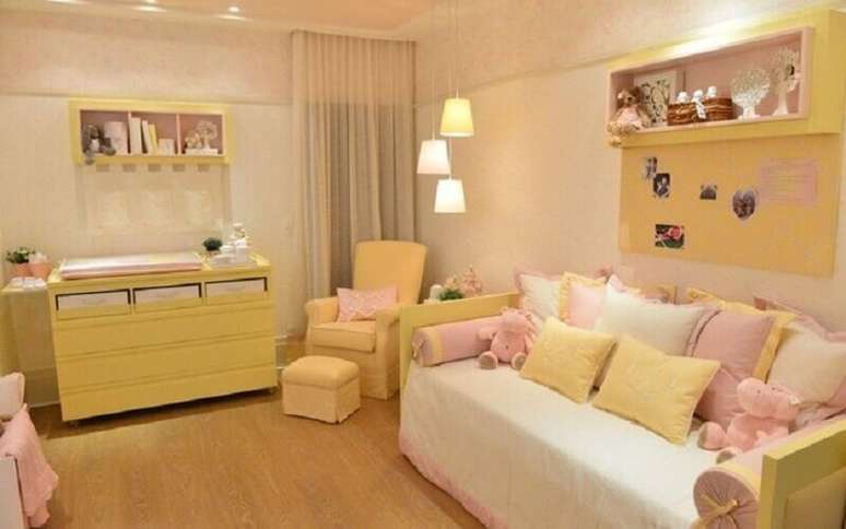 6. Decoração de quarto de bebê rosa e amarelo – Foto: Pinterest