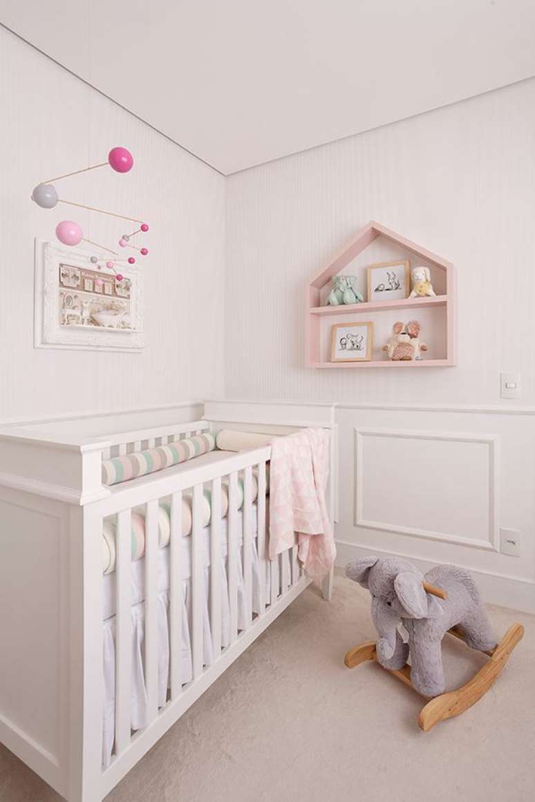 20. Decoração delicada com nicho em formato de casinha para quarto de bebê rosa e branco – Foto: House Fashion Trend