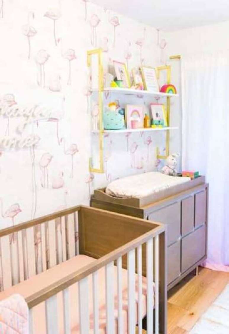 35. Papel de parede com desenho de flamingos para quarto de bebê rosa e branco – Foto: Webcomunica