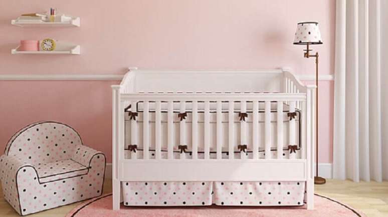 28. Decoração simples de quarto de bebê rosa e branco – Foto: Webcomunica