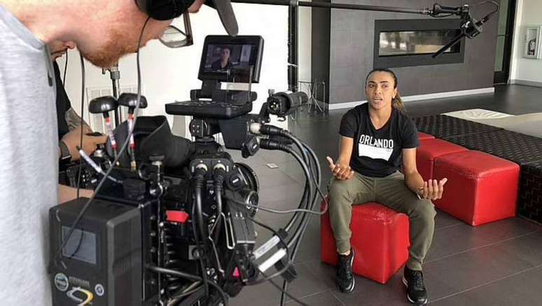 Marta dá entrevista para documentário sobre futebol feminino