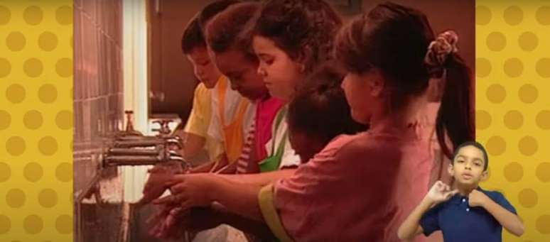 João Pedro Nascimento, de 11 anos, surdo, que interpreta em Libras o clipe de 'Lavar as Mãos', pela TV Cultura. 