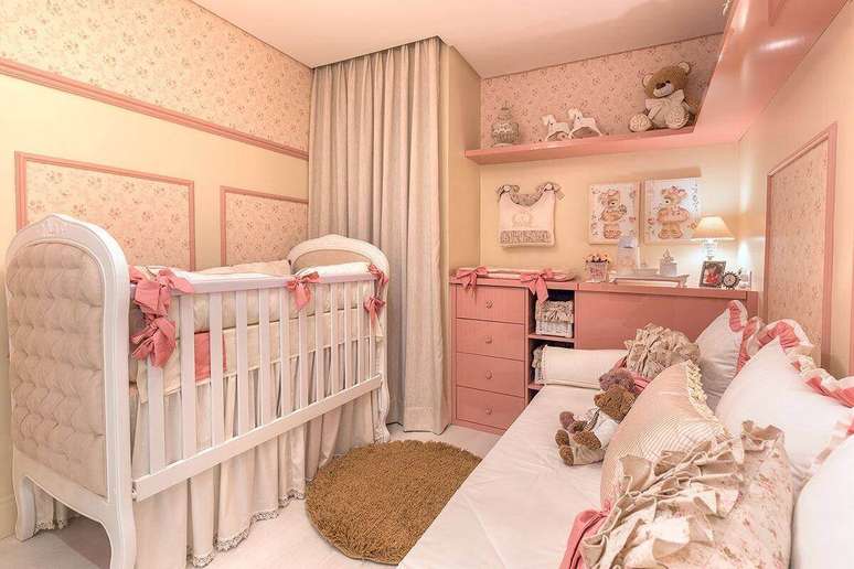 7. A decoração de quarto de bebê rosa e bege também é um clássico – Foto: Elizza Valente