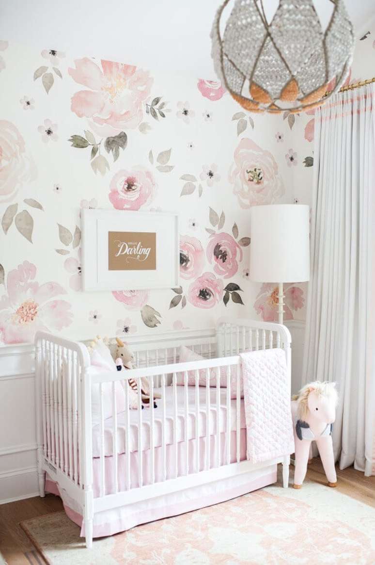 3. Apesar das flores grandes o papel de parede floral levou um ar delicado para o quarto de bebê rosa e branco devido suas tonalidades delicadas – Foto: Pinterest