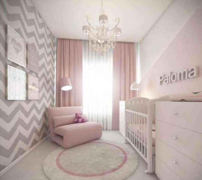 25. Decoração moderna de quarto de bebê rosa e cinza com papel de parede chevron – Foto: Solo Infantil