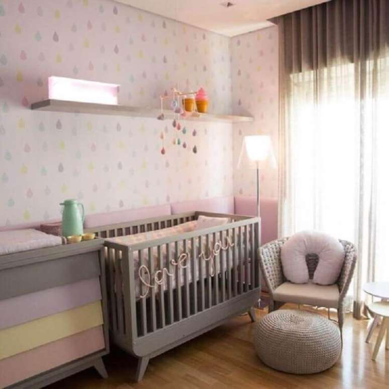 56. Quarto de bebê rosa e cinza decorado com papel de parede com gostas coloridas – Foto: Pinterest