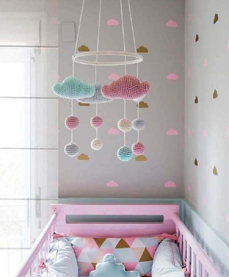 38. Papel de parede de nuvens para decoração de quarto de bebê cinza e rosa – Foto: Construção e Design