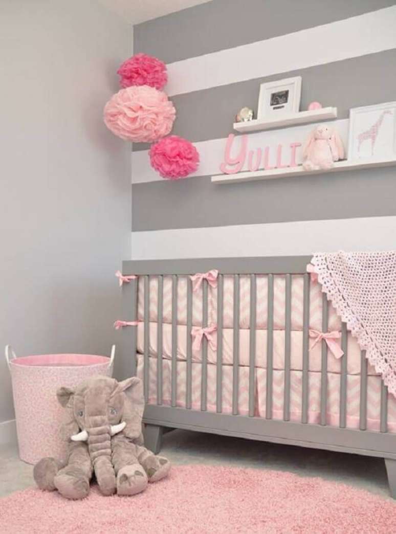 46. Quarto de bebê cinza e rosa decorado com papel de parede listrado – Foto: Ultimas Decoração