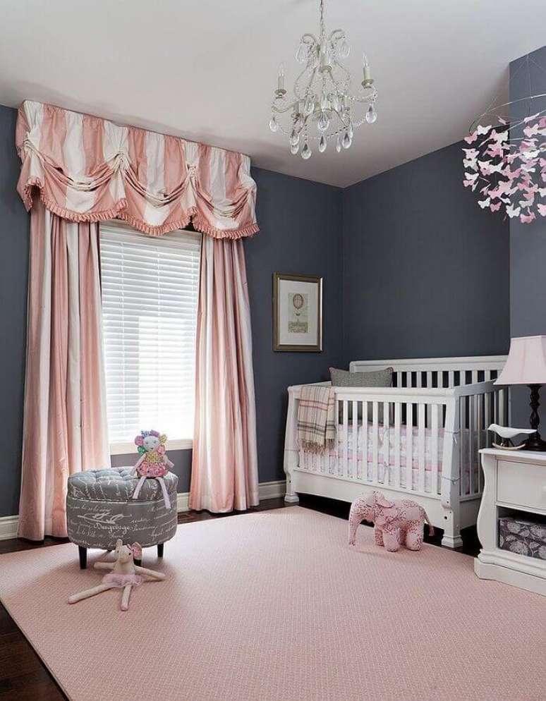 4. Decoração com estilo clássico para quarto de bebê cinza e rosa – Foto: Futurist Architecture