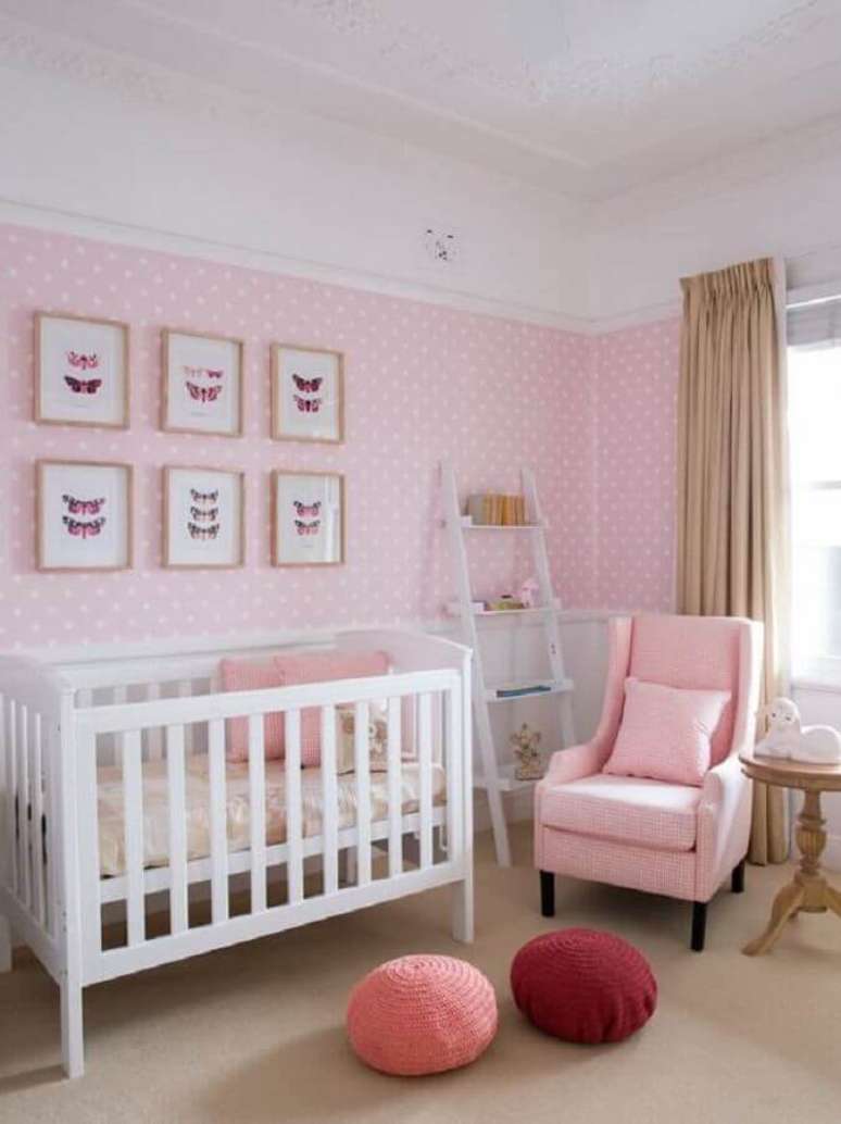 37. Papel de parede de bolinhas brancas e puff redondo de crochê para decoração de quarto de bebê rosa e branco – Foto: Assetproject