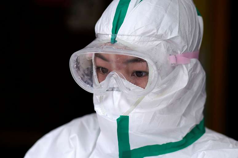 Agente de saúde com roupa de proteção aguarda resultado de exames para Covid-19 em Wuhan, epicentro da doença na China
28/03/2020
REUTERS/Aly Song