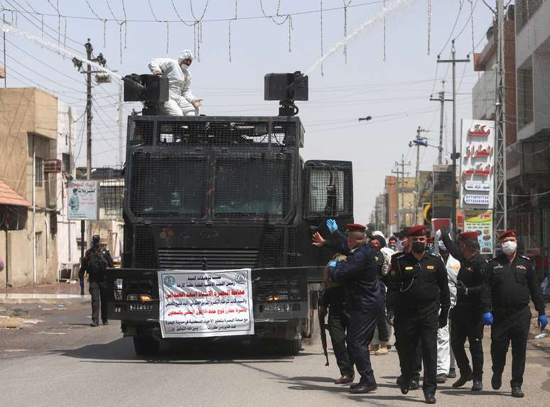 Policiais da tropa de choque jogam água sanitária em ruas e mercados em Basra, no Iraq
31/03/0202
REUTERS/Essam al-Sudani