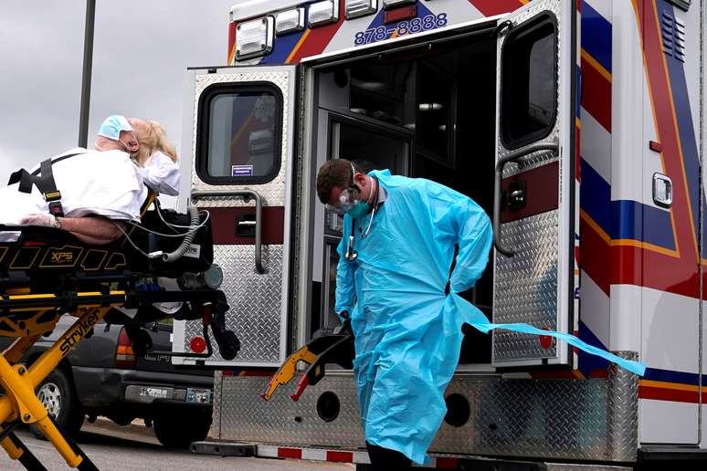 Com equipamentos protetores, paramédicos transportam paciente com suspeita de coronavírus em Shawnee, Oklahoma (EUA) 
02/04/2020
REUTERS/Nick Oxford