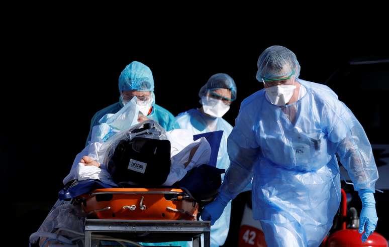 Paciente infectado com o novo coronavírus é transportado em uma maca por uma equipe de resgate francesa 
24/03/2020
REUTERS / Christian Hartmann