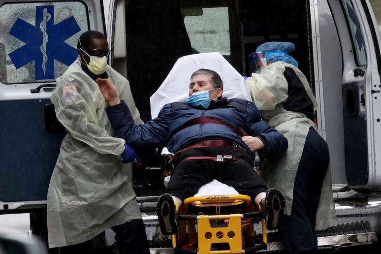 Paciente é transferido em entrada de emergência em hospital em Nova York
13/04/2020
REUTERS/Mike Segar