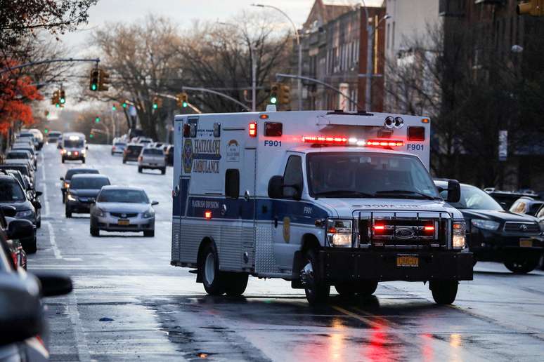 Ambulância chega na área de emergência de centro médico no Brooklyn, em Nova York
13/04/2020 REUTERS/Andrew Kelly